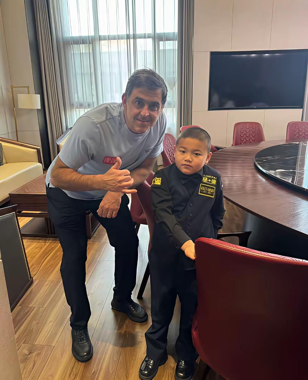 明天将开启玉山公开赛，火箭奥沙利文提前一周来到中国，活动多多，中国的垫哥吴一人，