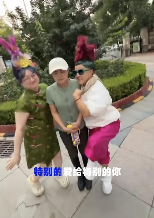 金龟子身上有一点特质还是很让人佩服的， 那就是都60岁了，还霍得出去，不在意别人