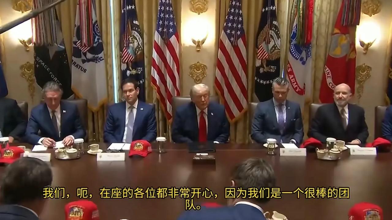 懂王向自己的内阁成员们发了新的红色棒球帽，然后开始胡说八道。
大家注意看，副总统