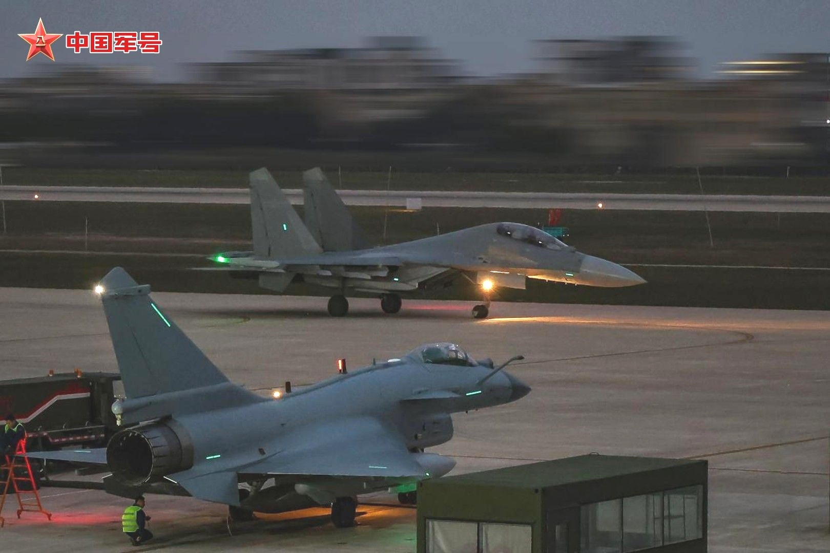 近日，东部战区空军航空兵某部组织下半夜及拂晓飞行训练。 