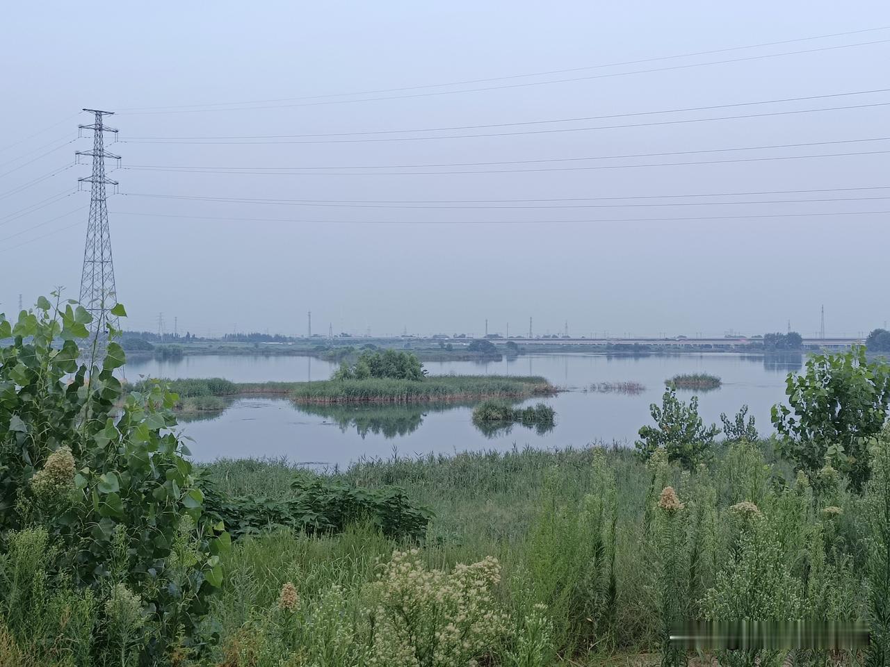 由于汛期时上游朱庄水库持续放水泄洪，形成了大沙河如此浩瀚的水面。
（图片：拍摄于