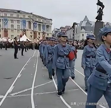 中国小学生们，穿着老式军服，参加俄国胜利日游行。

他们雄赳赳气昂昂地行走在俄国