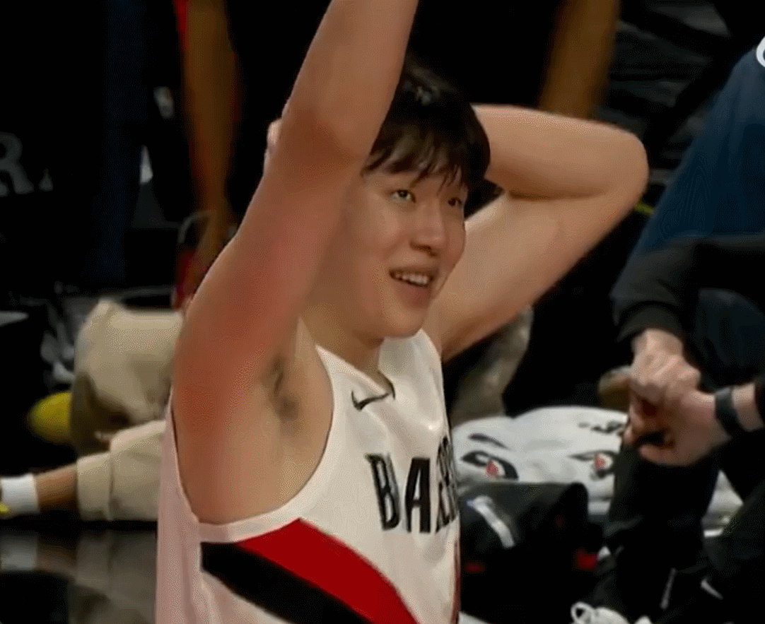 目前开拓者伤兵满营，所以思普利特充分利用现在的高度优势，打了几场双塔战术，效果不