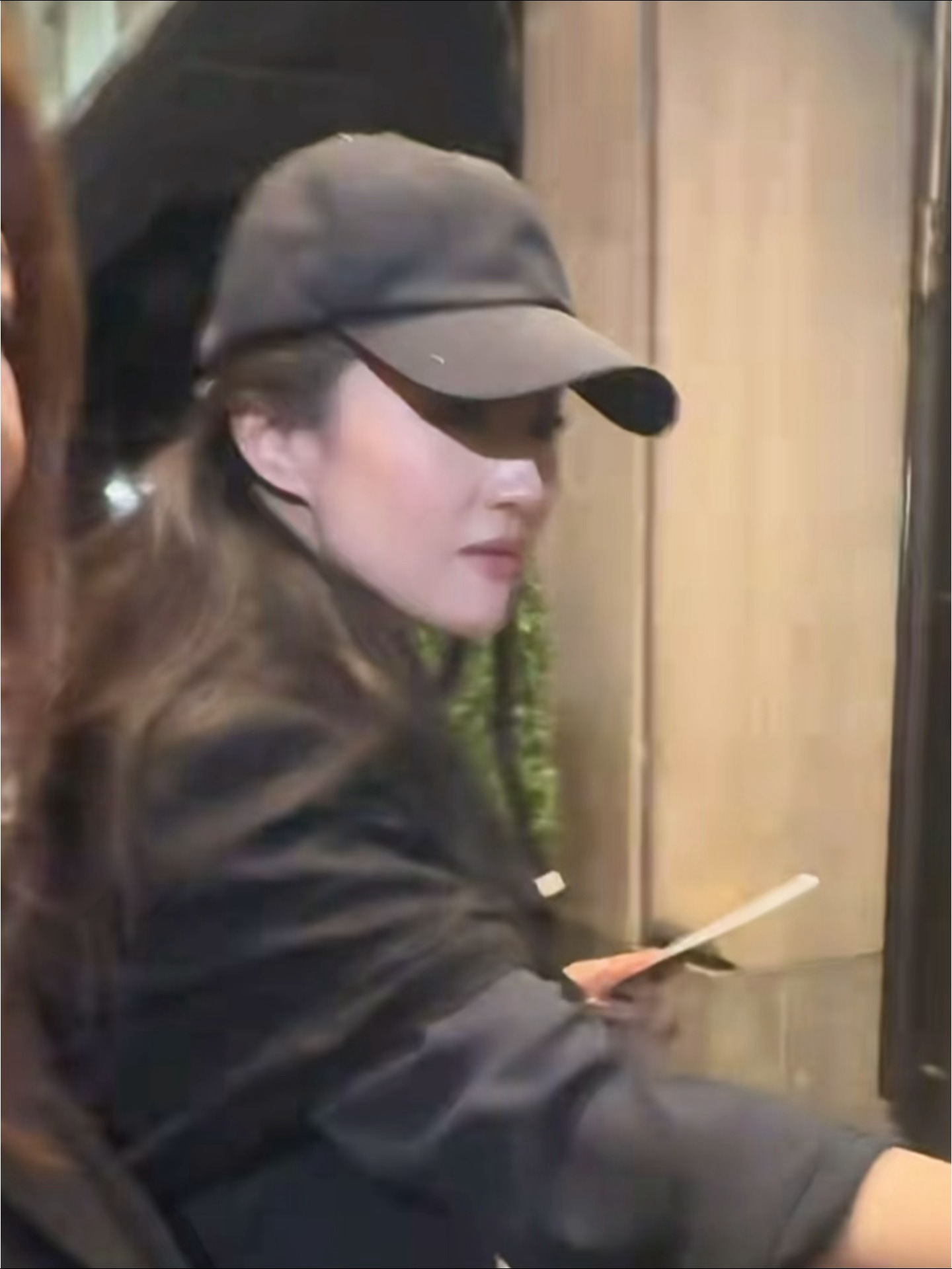 谁懂这个闪光灯打在脸上…好紧好上镜的一张脸我菲人这么好，现场写不完，还让助理拿回