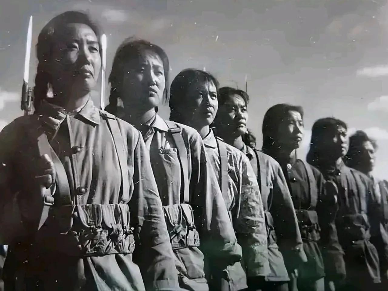 1964年，福建省闽侯县。二十八岁的劳改特务郑仁义蹲在茅厕里，死死盯着门外看守的