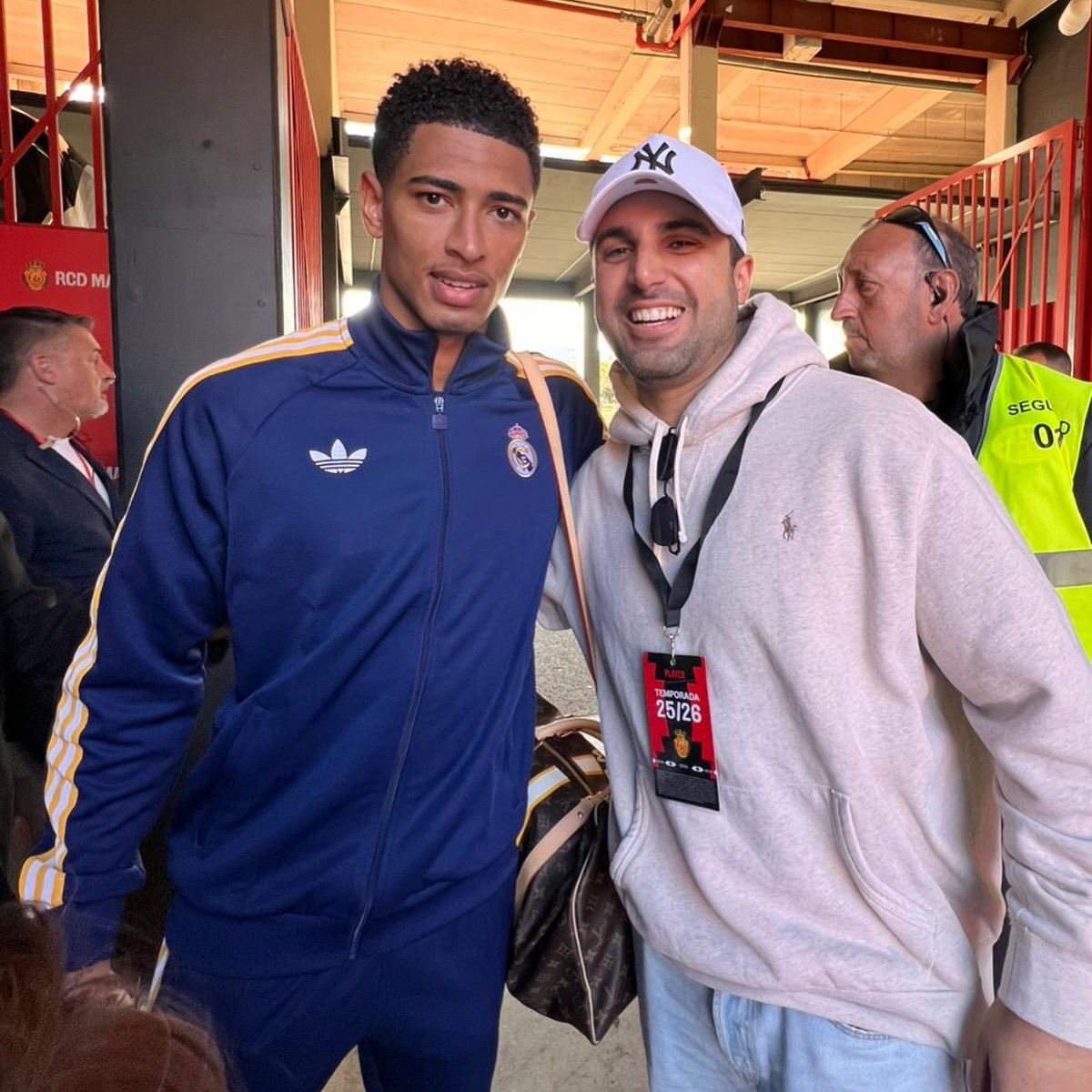 赛后和球迷合影📸马略卡vs皇马