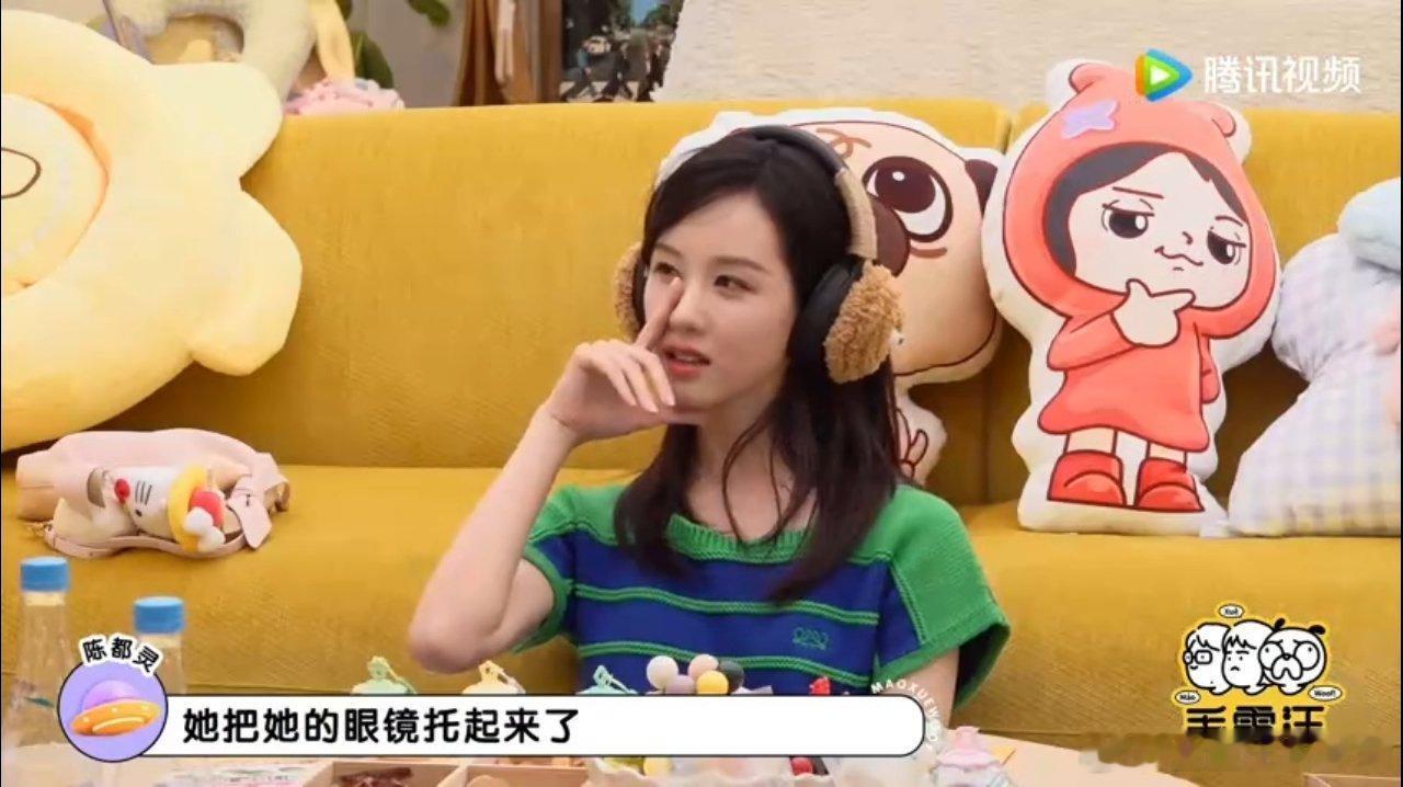 陈都灵模仿向佐陈都灵模仿向佐摸鼻子 陈都灵无意间的动作 完美复刻向佐 就这样萌萌