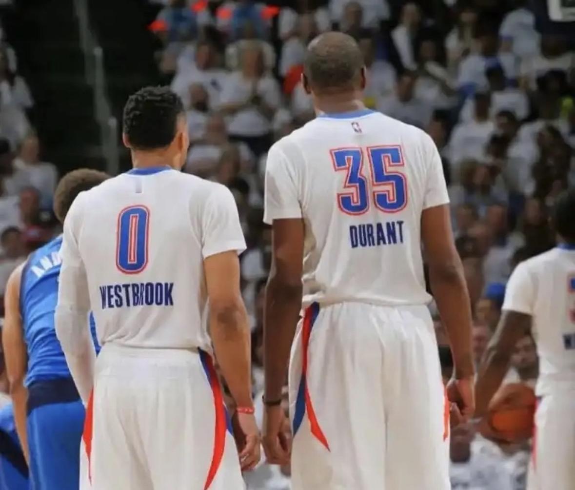 当威少回到雷霆主场——全场欢呼声雷动……
当杜兰特回到雷霆主场——全场嘘声四起…