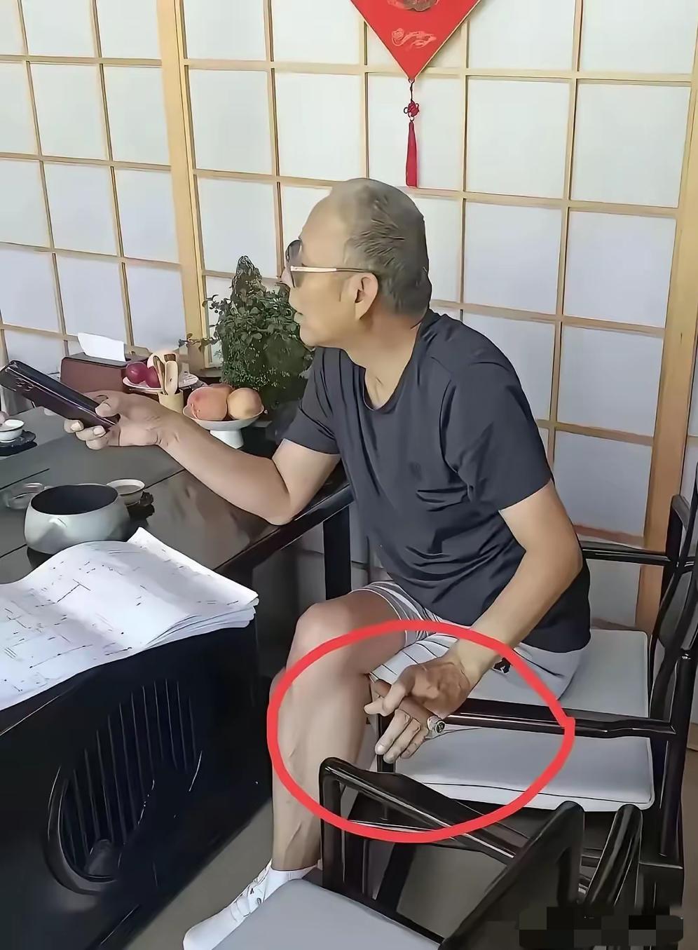 70岁的陈道明，虽然头发花白，还有点谢顶，没有年轻时那般帅气了，但是霸气仍在。一
