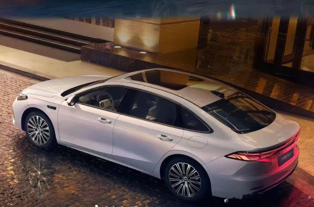 砚雪白车漆素雅干净，承载千年文心设计，搭配悬浮氛围灯，车内氛围超有格调！吉利银河