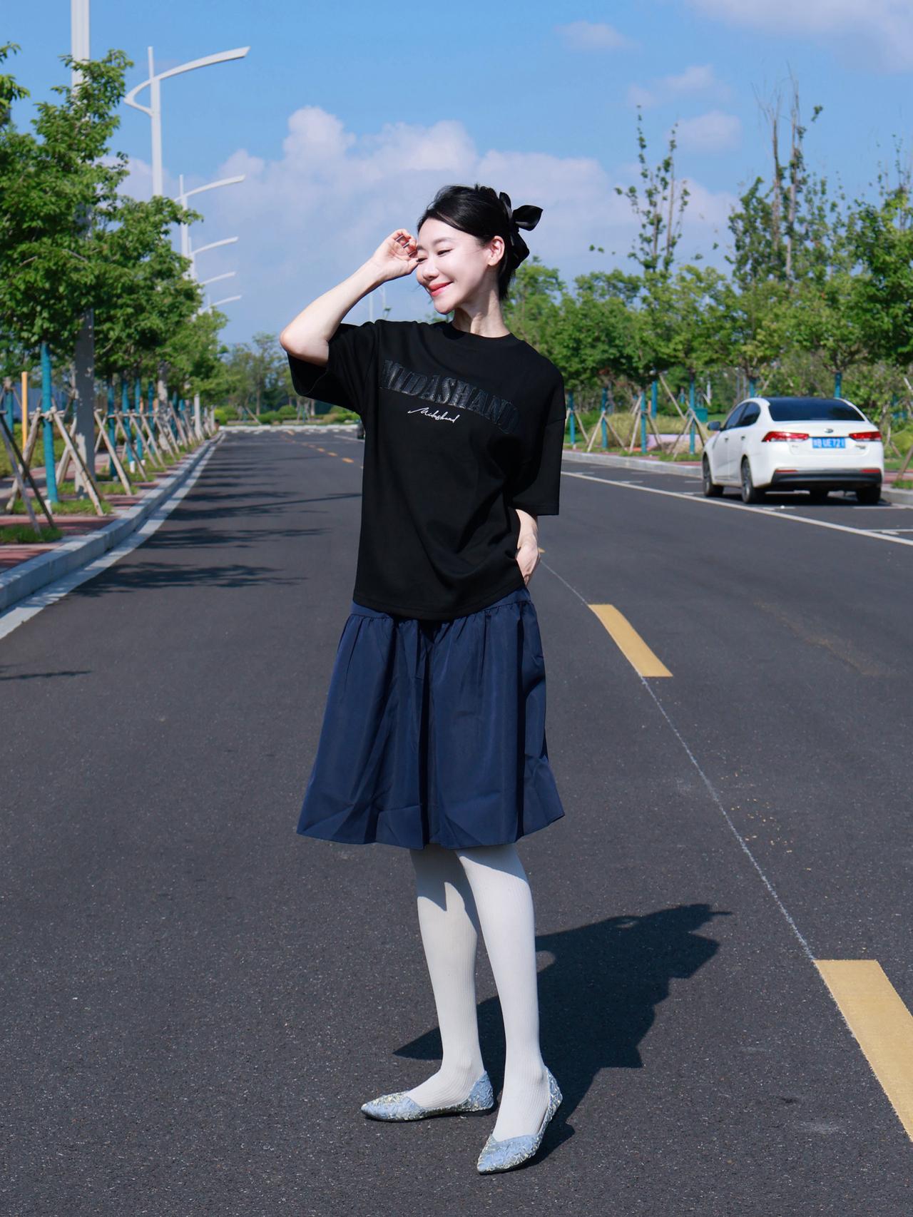 简约显气质|||黑色T 百搭高级
面料舒适柔软手感不错
简单却有质感 版型挺阔