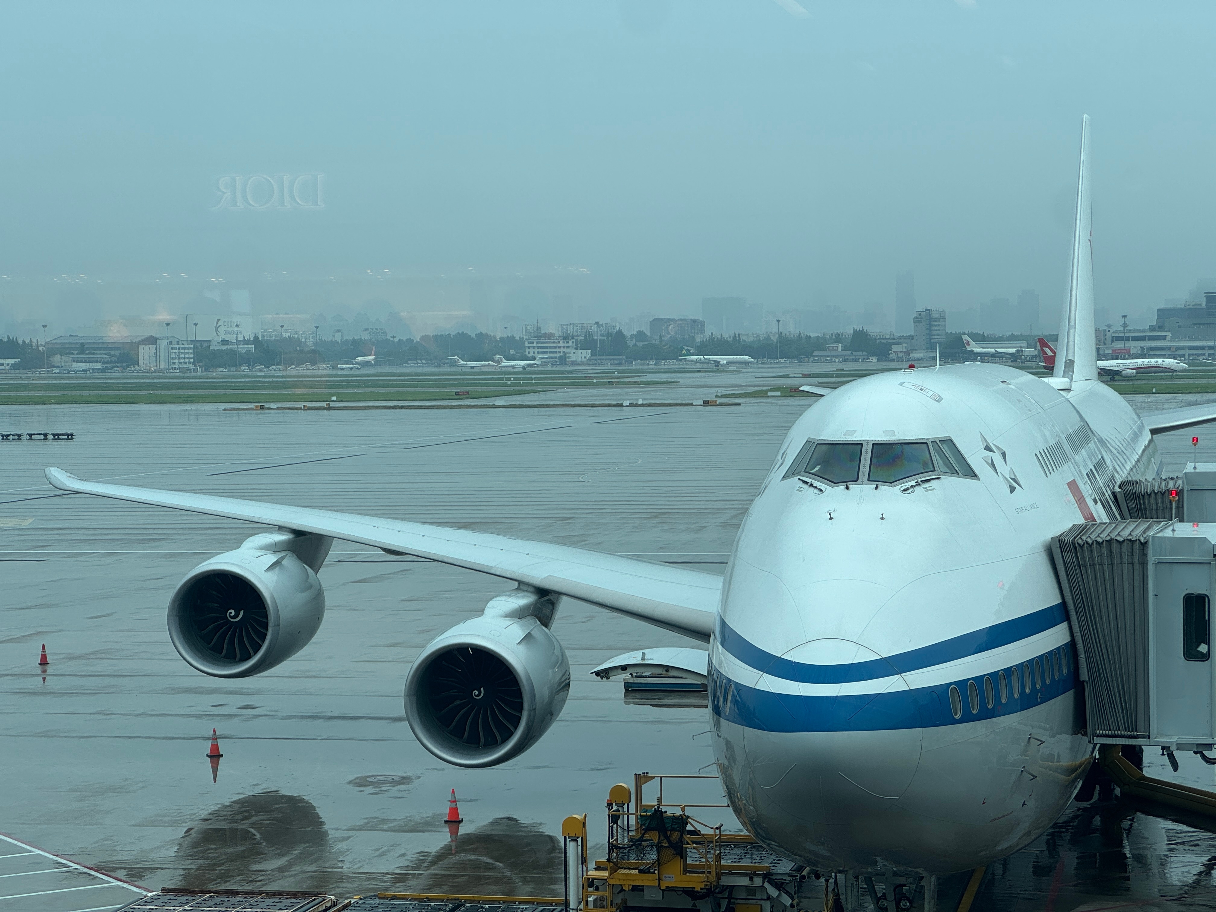 问了下乘务员今天这架747-8全满一层，二层，经济公务头等全满一次性拉了365名