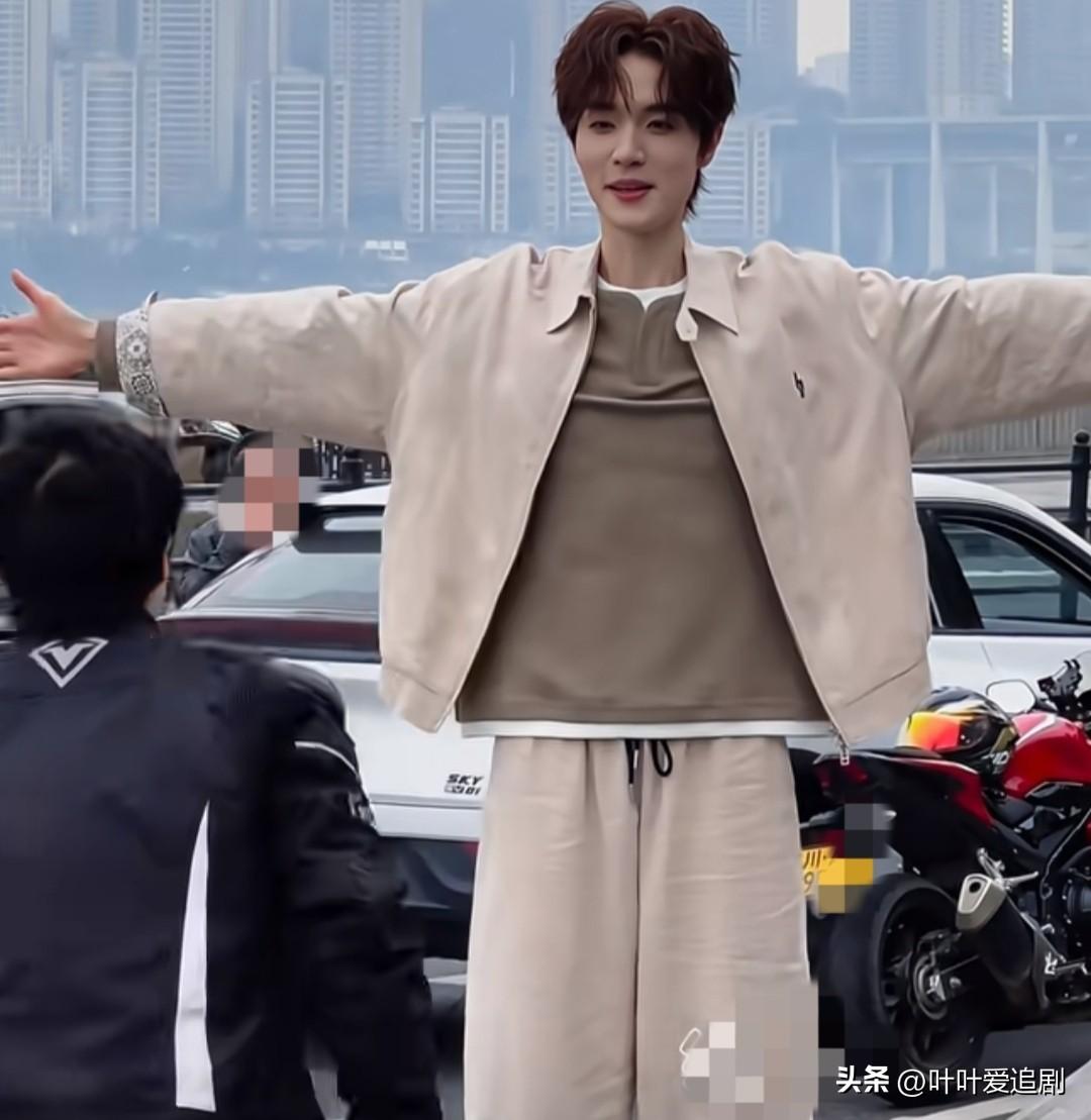 我闺蜜昨天在重庆逛街
偶遇了梁思伟，她说了一个大实话，
他私底下跟剧里简直是两个