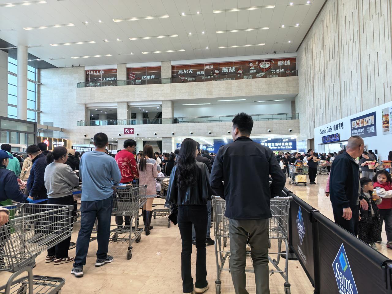现在的城市都讲人口红利，人口密集的地方市场就会红火，人气就会很旺，如果哪个店的招
