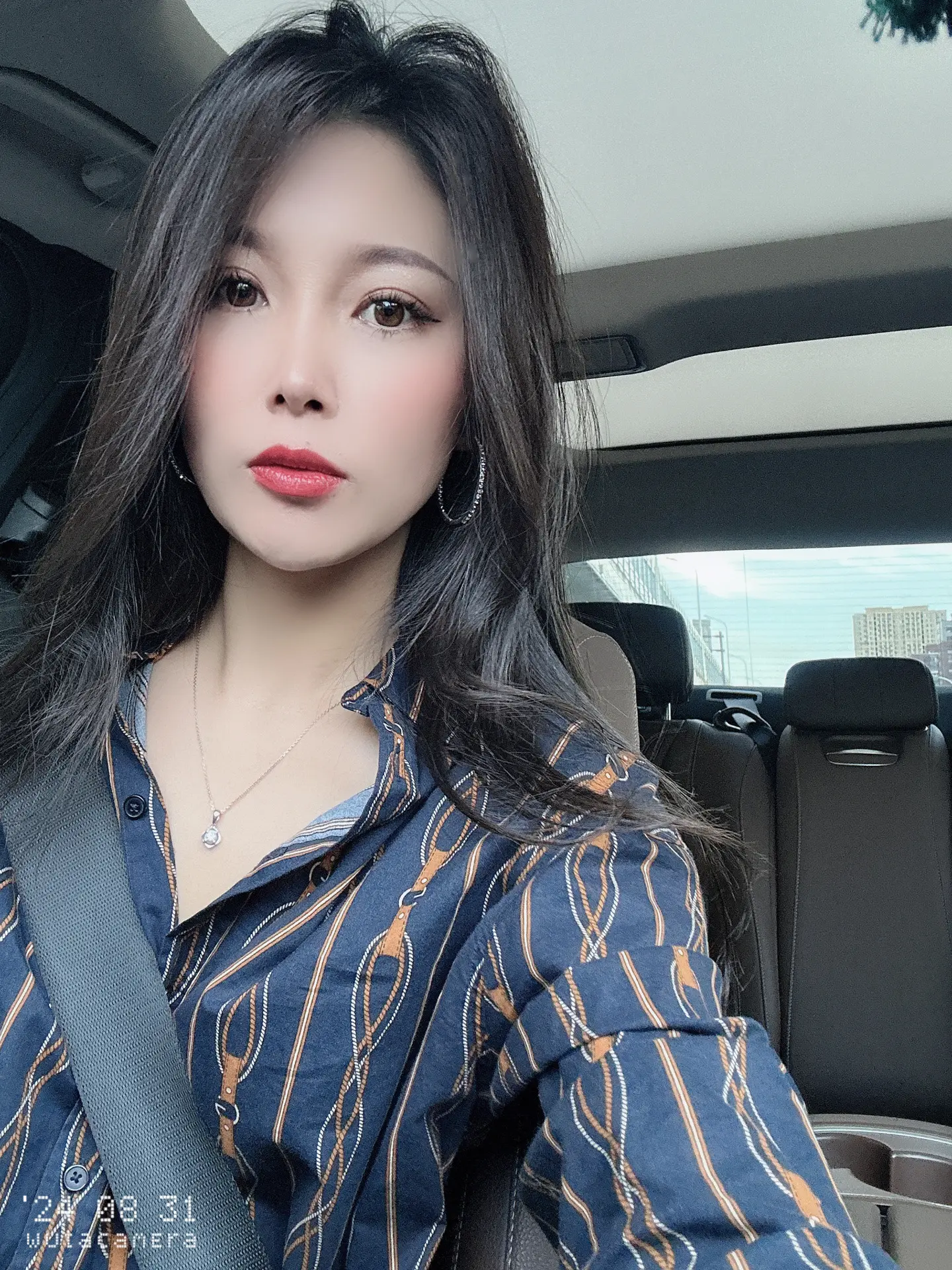 圣罗兰的今年广告语是：我爱你是真的，但你是自由的。纵然结局不如意，遇上便是上上签