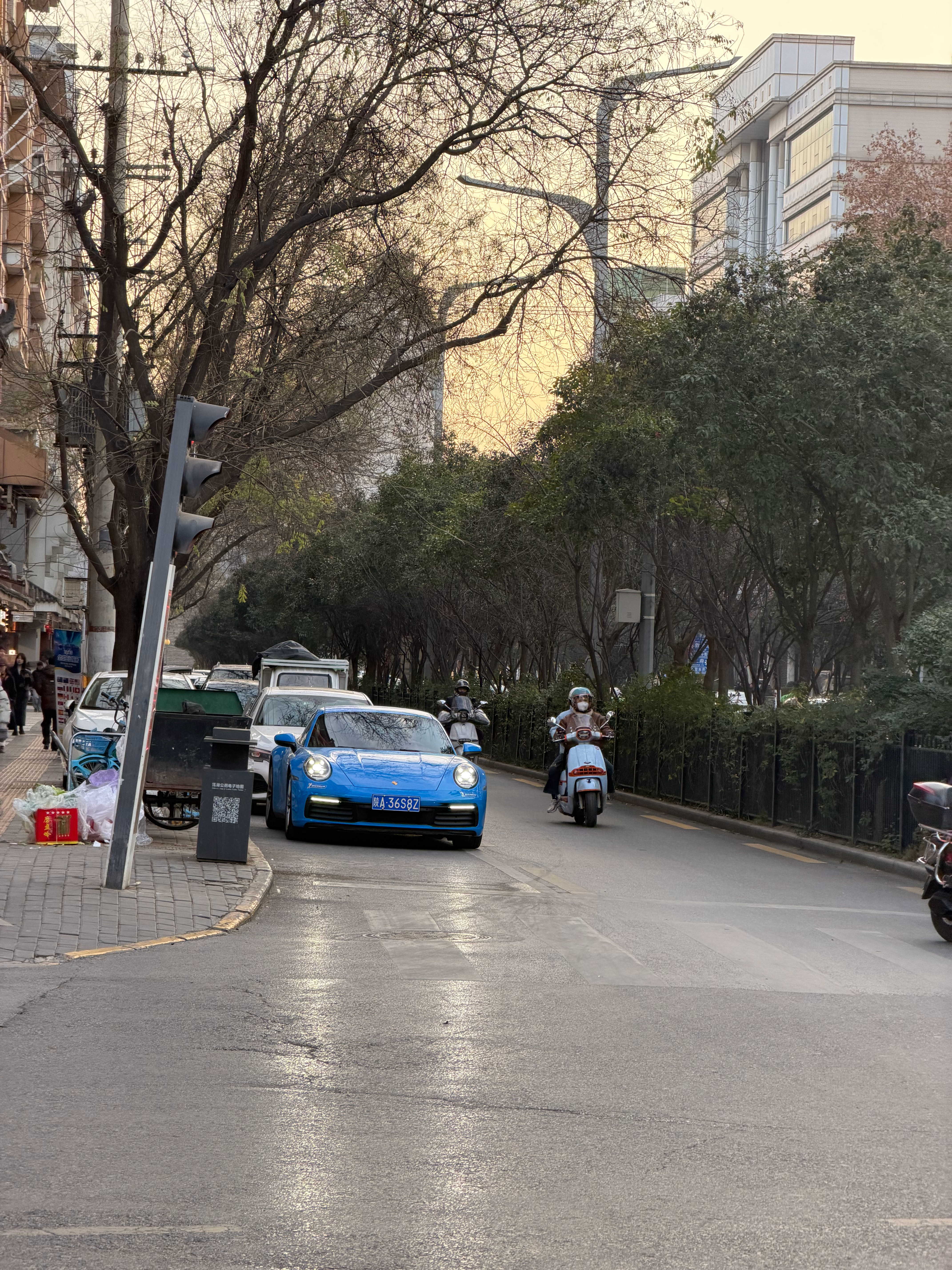 看到一辆很熟悉颜色的保时捷……该说不说确实还挺好看的好像有点像卡布里蓝，大马路上