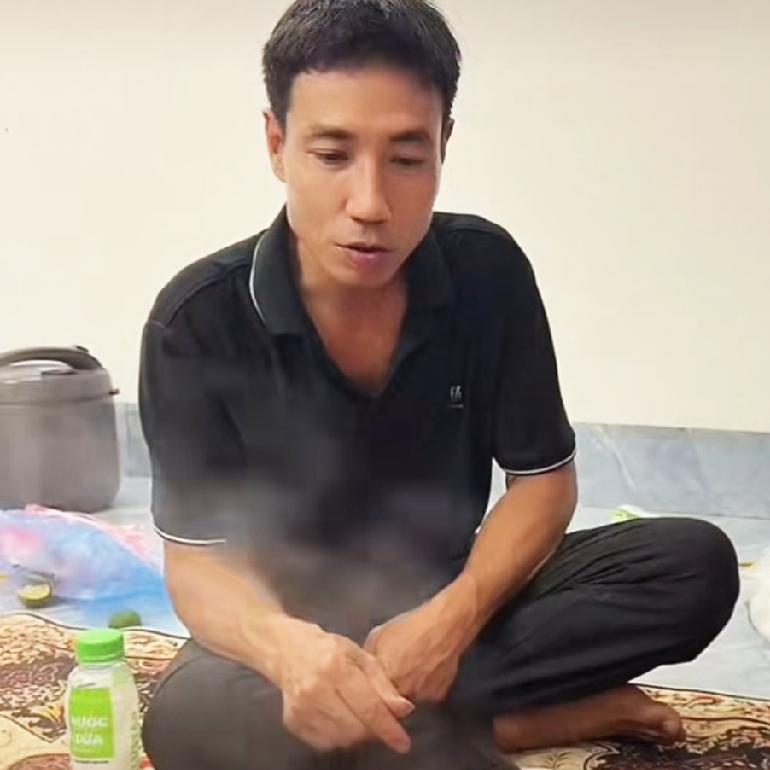 小松和秋秋在云南河口生宝宝，二姐，二姐夫，小婶，老丈人都来看望。他们在河口逛夜景