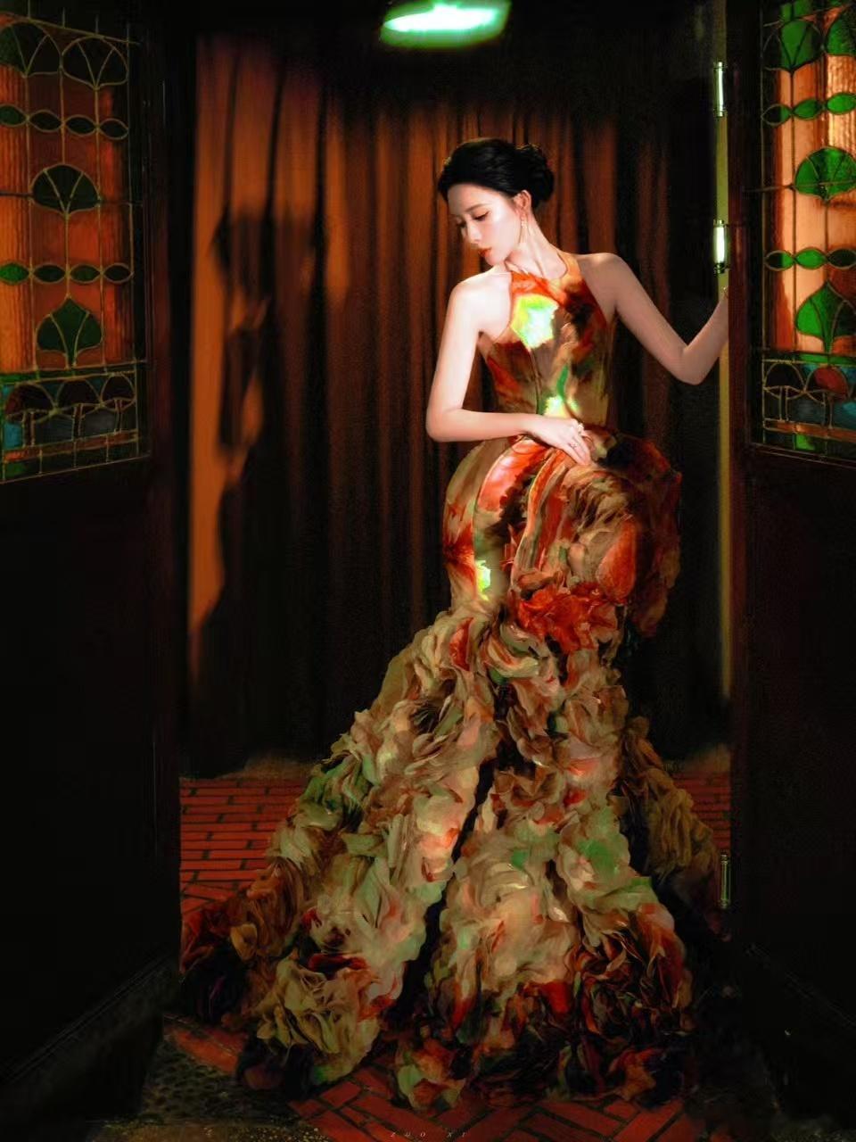 在印尼活动现场闪耀动人！孟子义以精致复古造型诠释时尚态度，从容仪态与独特气质相映