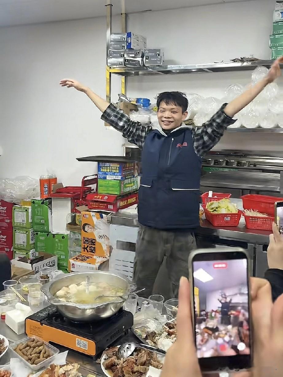 火遍全网的少年烤鸡，如今热度已过，再也没有以往的热闹场面。

当初最火爆的时候，