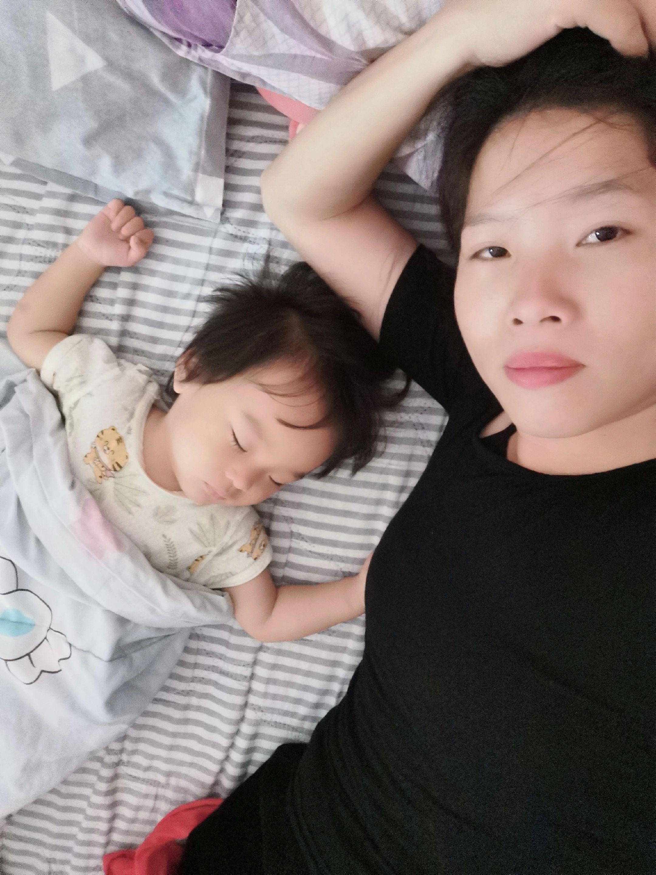 "突然有那么一刻，什么都不想要了，只想逃离现在的生活，人撑久了，所有的...