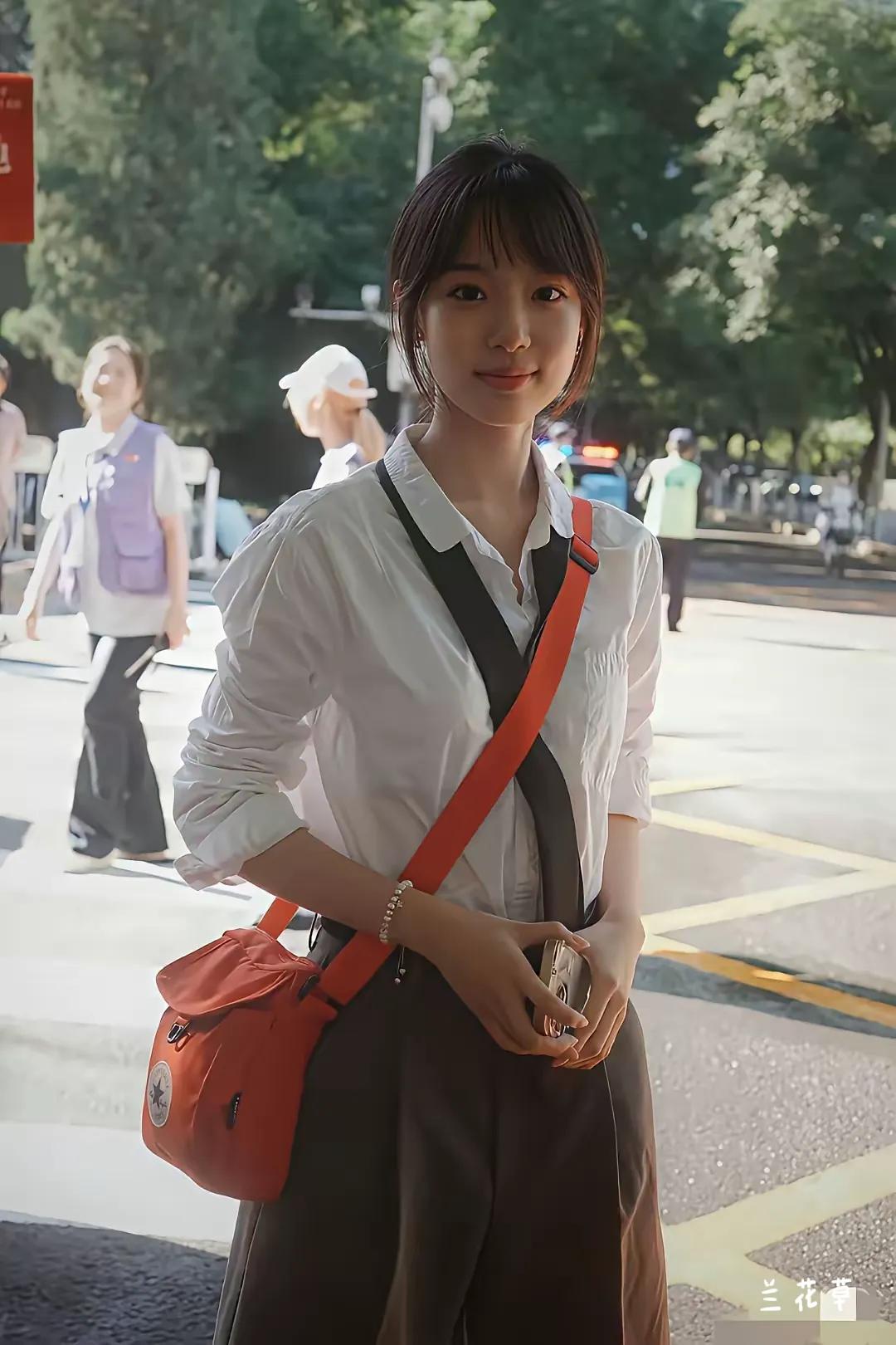 北电新生，美女如云。
正是新生入学时，北京电影学院美女如云，青春飞扬，直看得人眼