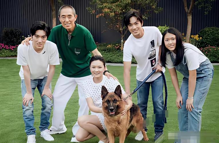 张艺谋曾在父亲坟头痛哭：祖辈在他这断根了！老爷子含恨离世。后来张艺谋有了两个儿子