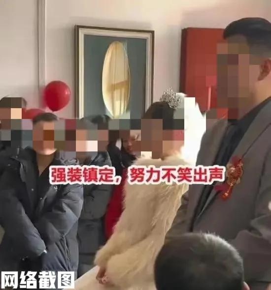 河南小镇上有一对新婚夫妻。

她们可是从小玩到大的好朋友，只不过一些原因而中断了