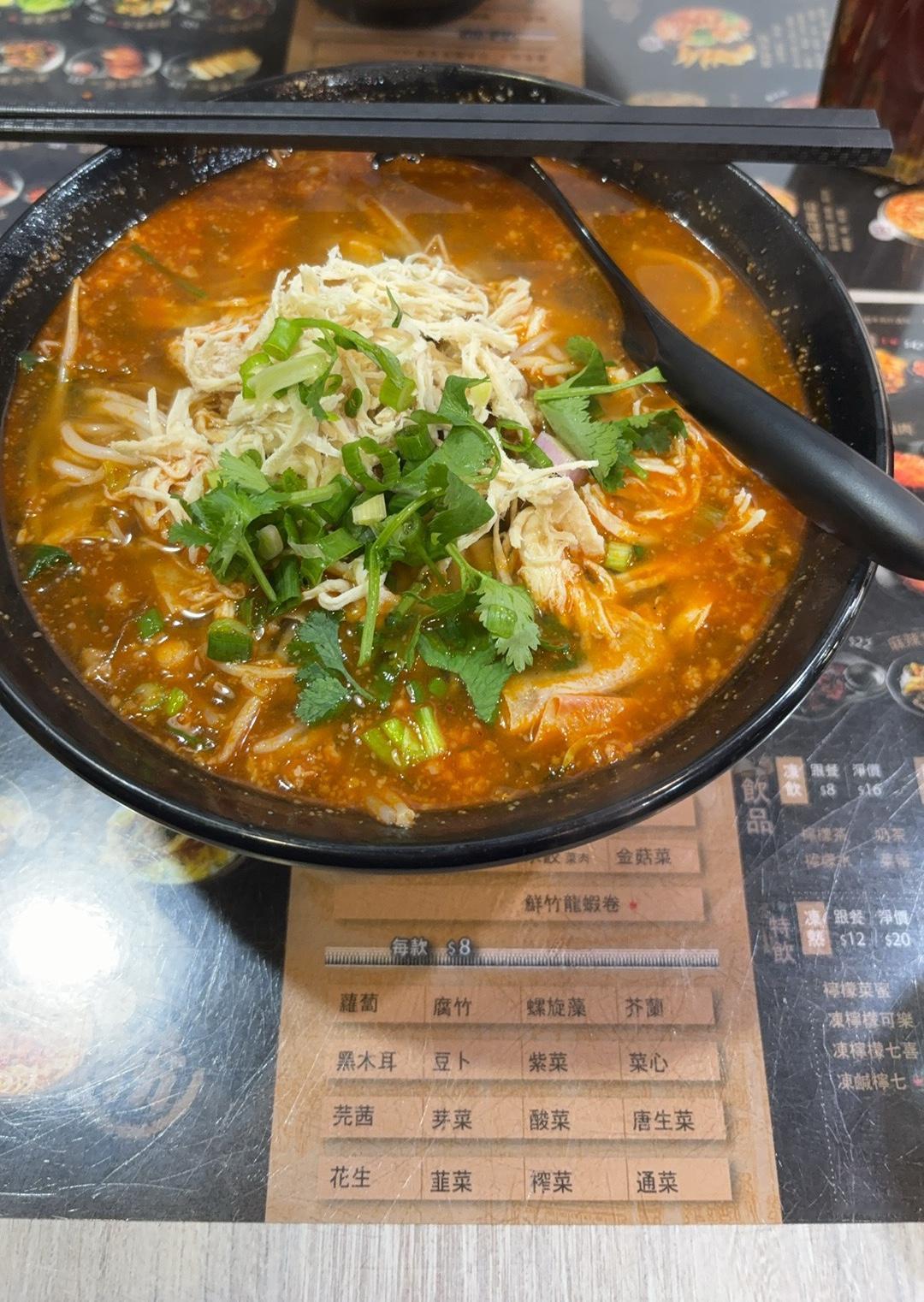 我们老板喝酒有一个特点，
从来不喝高档白酒，就喝100元左右的白酒，
他的观点是