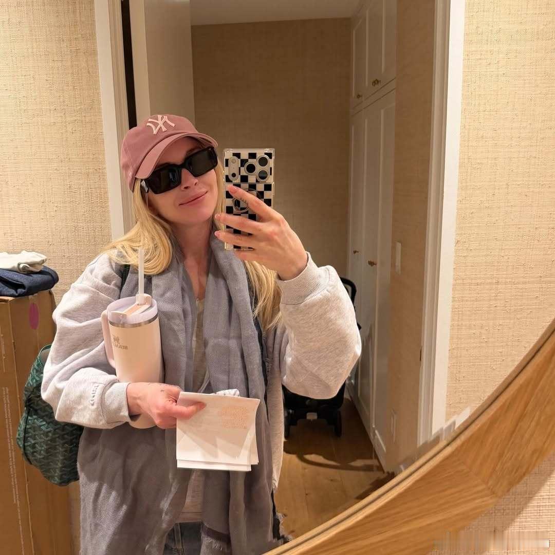 Lindsay Lohan林赛罗韩晒新自拍，收拾收拾下班迎接周末啦～ 