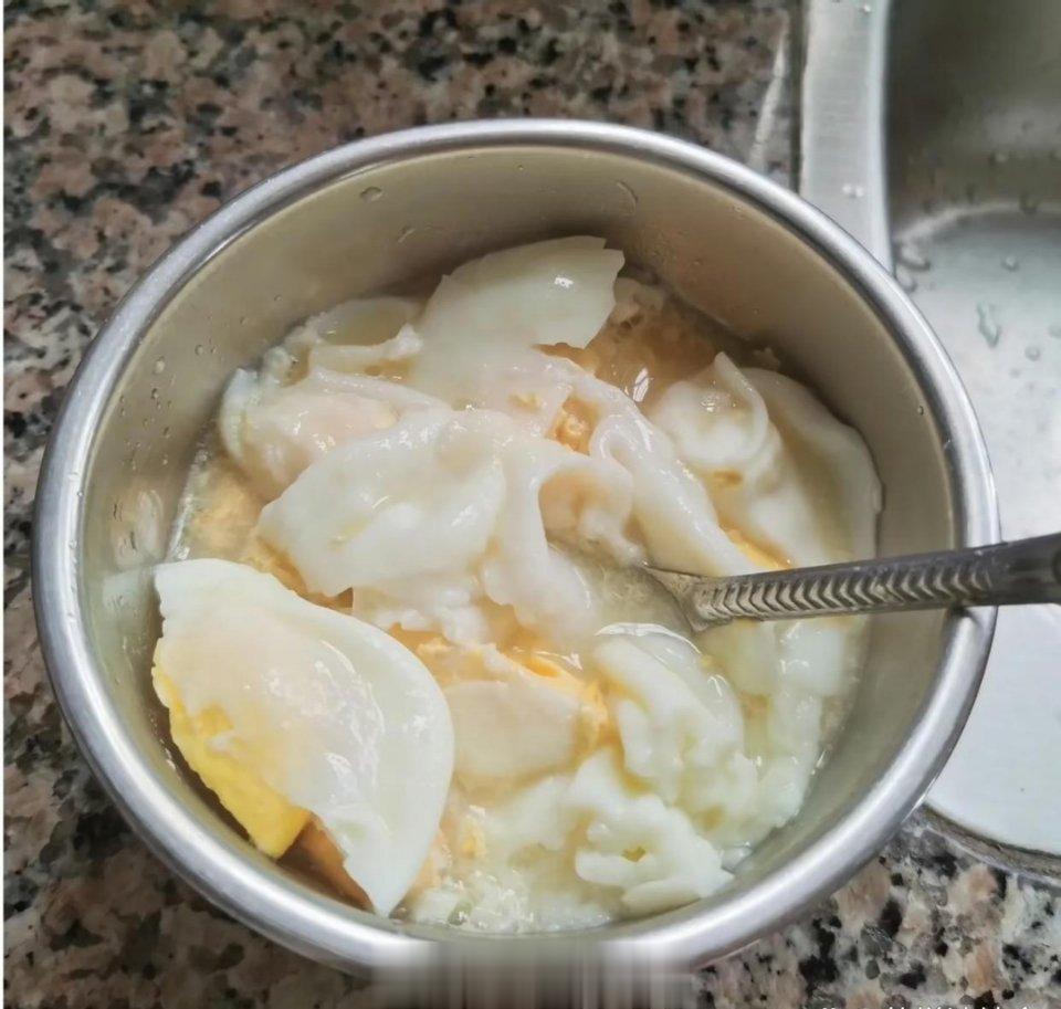 左边是现女友做的饭，右边是前女友做的饭，突然有点后悔了 ​​​