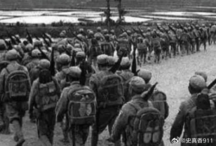 1937年，一走散的西路军战士在村里突然遇到两个马家军骑兵。回去，躲闪，都会引起