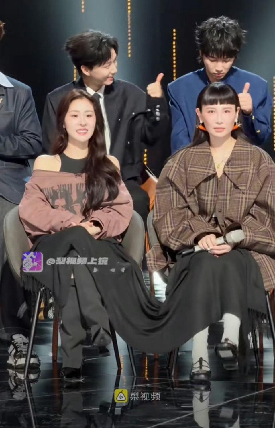 张碧晨魏如萱盖一块毯子歌手发布会 已经开始期待正片里的合作了！发布会就这么有默契