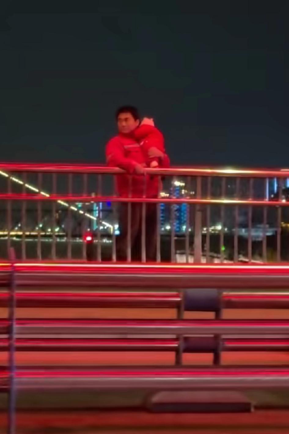 这是小孩真是天崩开局，一生下来就遇到了负债累累的要自裁的父亲，妈还跑了
太理解了