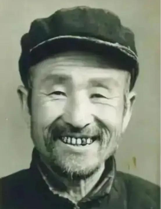 1956年，山东沂南的公安人员拦下了一名走乡串户卖酒的挑担老汉，当对方慢慢掏出贴