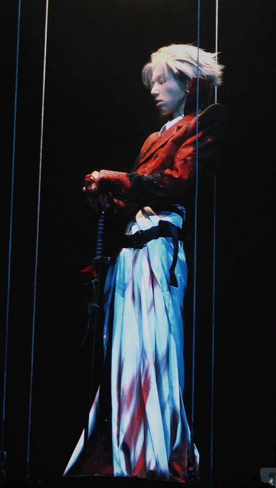 华晨宇玫瑰权杖夯爆了 华晨宇这出场杀疯了！手持玫瑰权杖登场氛围感拉满，气场全开自