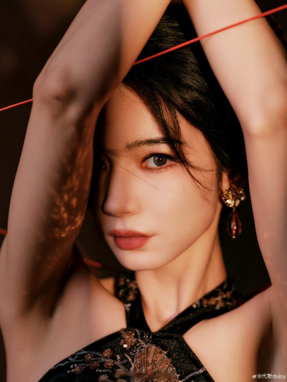 代斯长在风情审美点上代斯冷脸撩人是天赋代斯完全长在风情审美点上吧🤌冷着脸就能撩