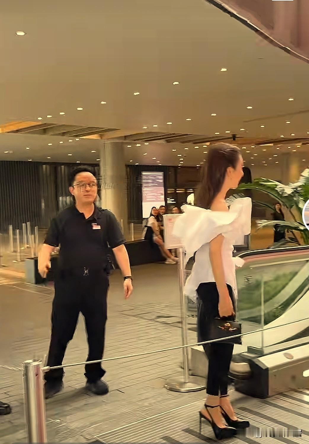羡慕命好的，虽然方媛有点“没脑子”！
但衣品好的没话说，也不知道是因为自己太美还