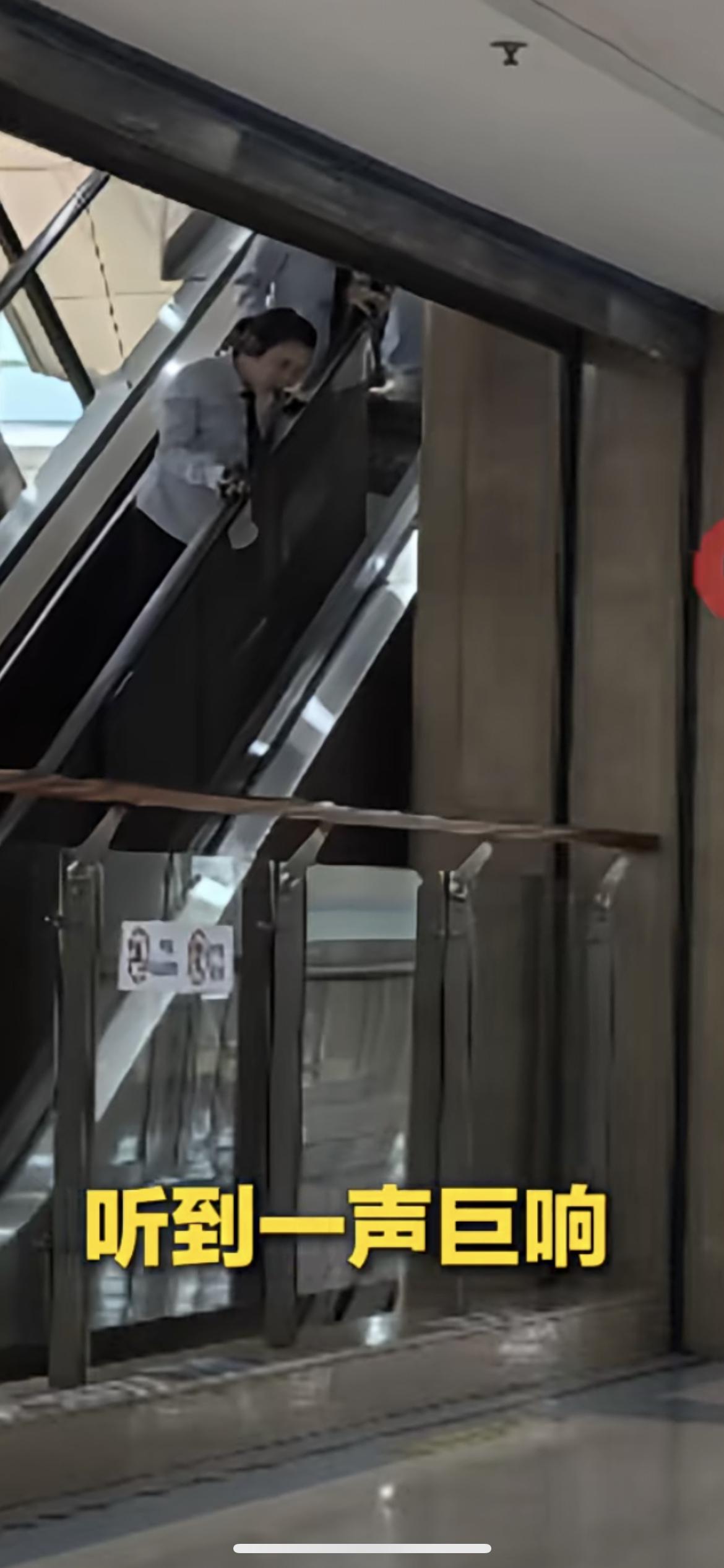 揪心！重医儿童医院一名儿童不慎从4楼扶梯缝隙意外坠落至2楼，陷入昏迷，目击者称：