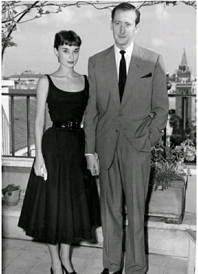 1960年，奥黛丽赫本在经历两次流产后，终于生出了第1个孩子，一家人喜极而泣。自