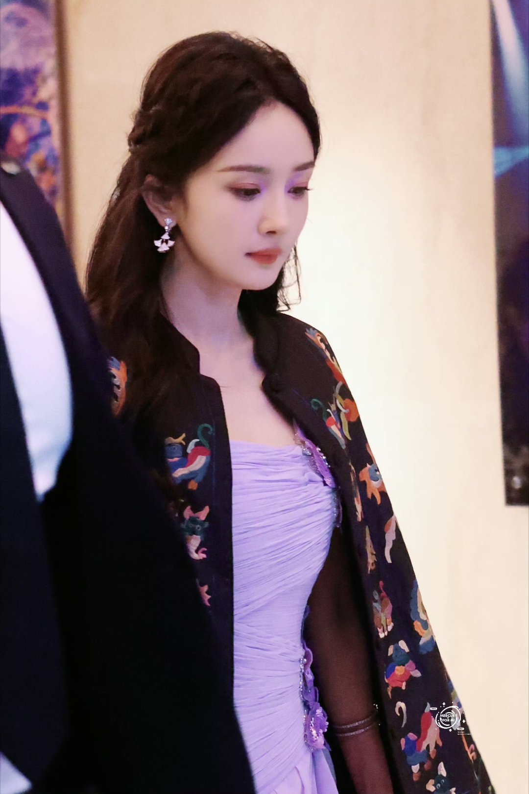 杨幂杨幂 ym杨幂哈尔滨一九四四 ym杨幂没有一顿火锅解决不了的事“我围绕着你，