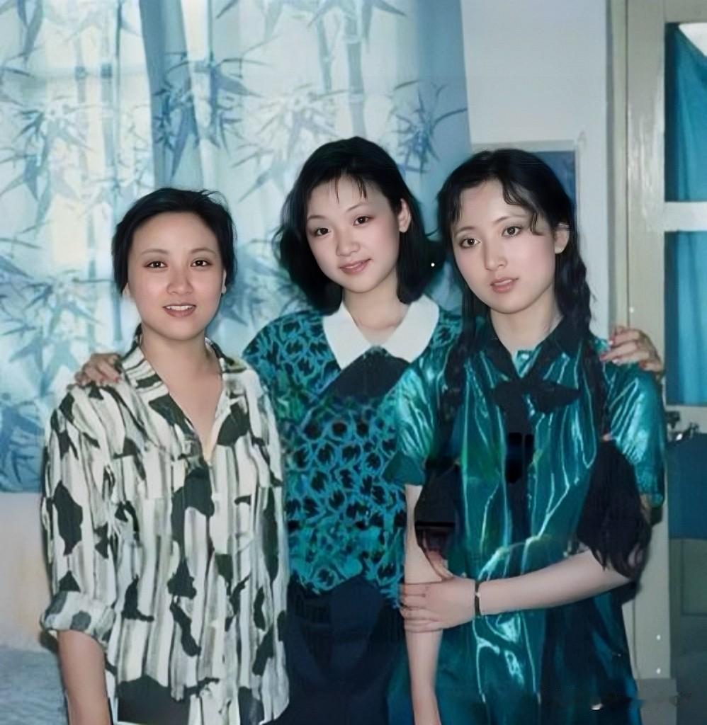 这是邓捷与张延和陈晓旭的一张珍贵合影，拍摄于上世纪八十年代末。在那个没有美颜没有