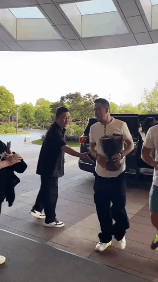 杨坤这素质可真高啊。
关于“杨坤拒绝粉丝握手”的网传片段，多为2024-2025