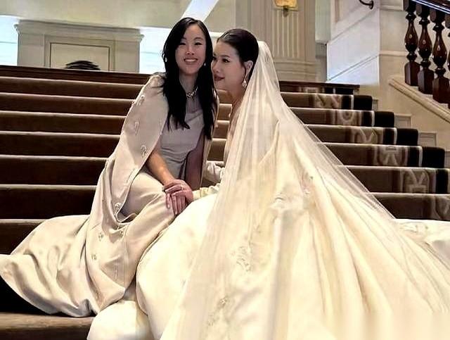 TVB台庆上永远坐第一排那位老夫人，记得吧？她外孙女结婚了。
宴席，十桌。
就这