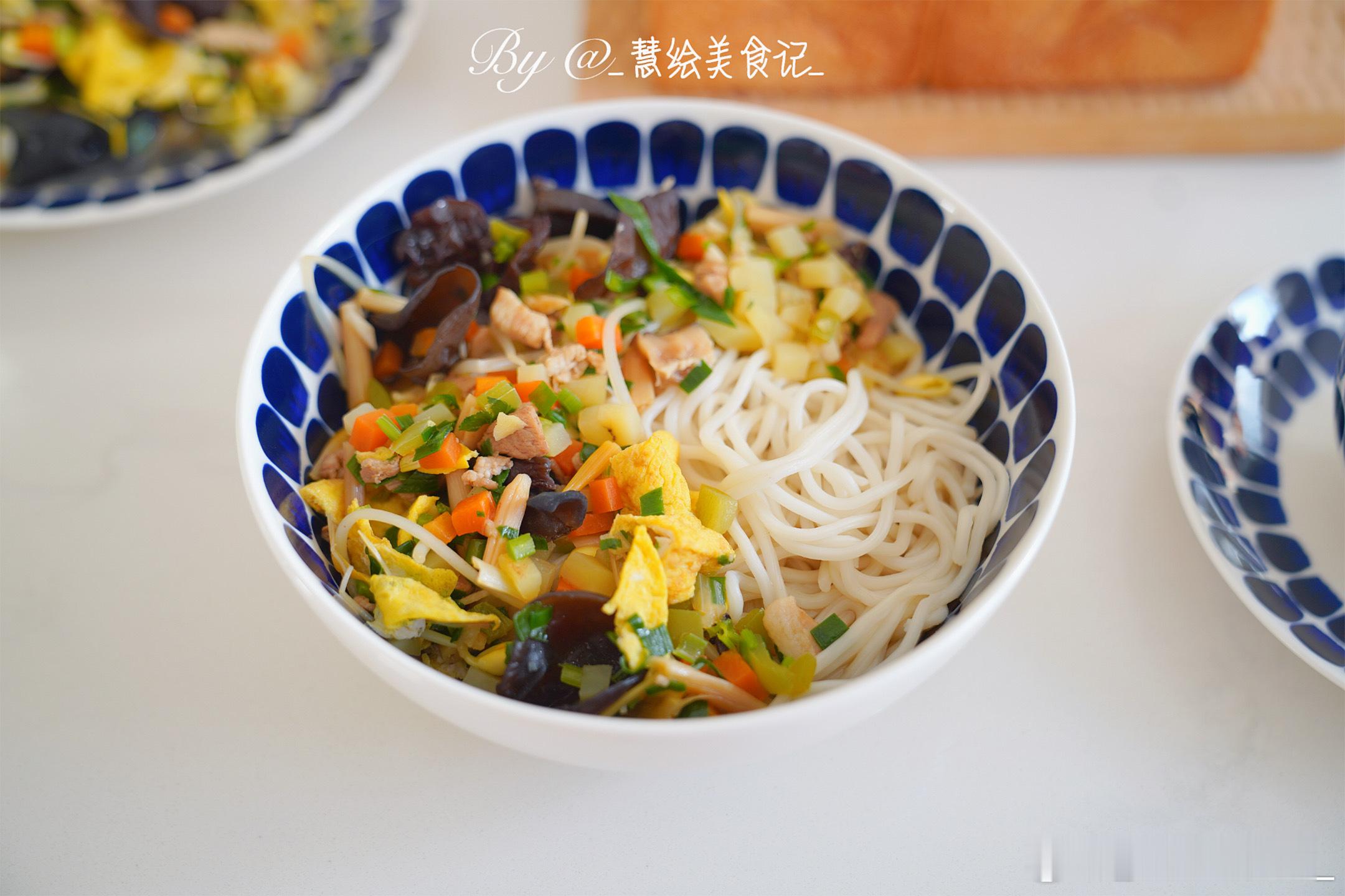 周五啦[鲜花]早餐打卤面、凉拌菠菜、椰蓉吐司、咖啡~妇女节快乐，爱自己，每天都快