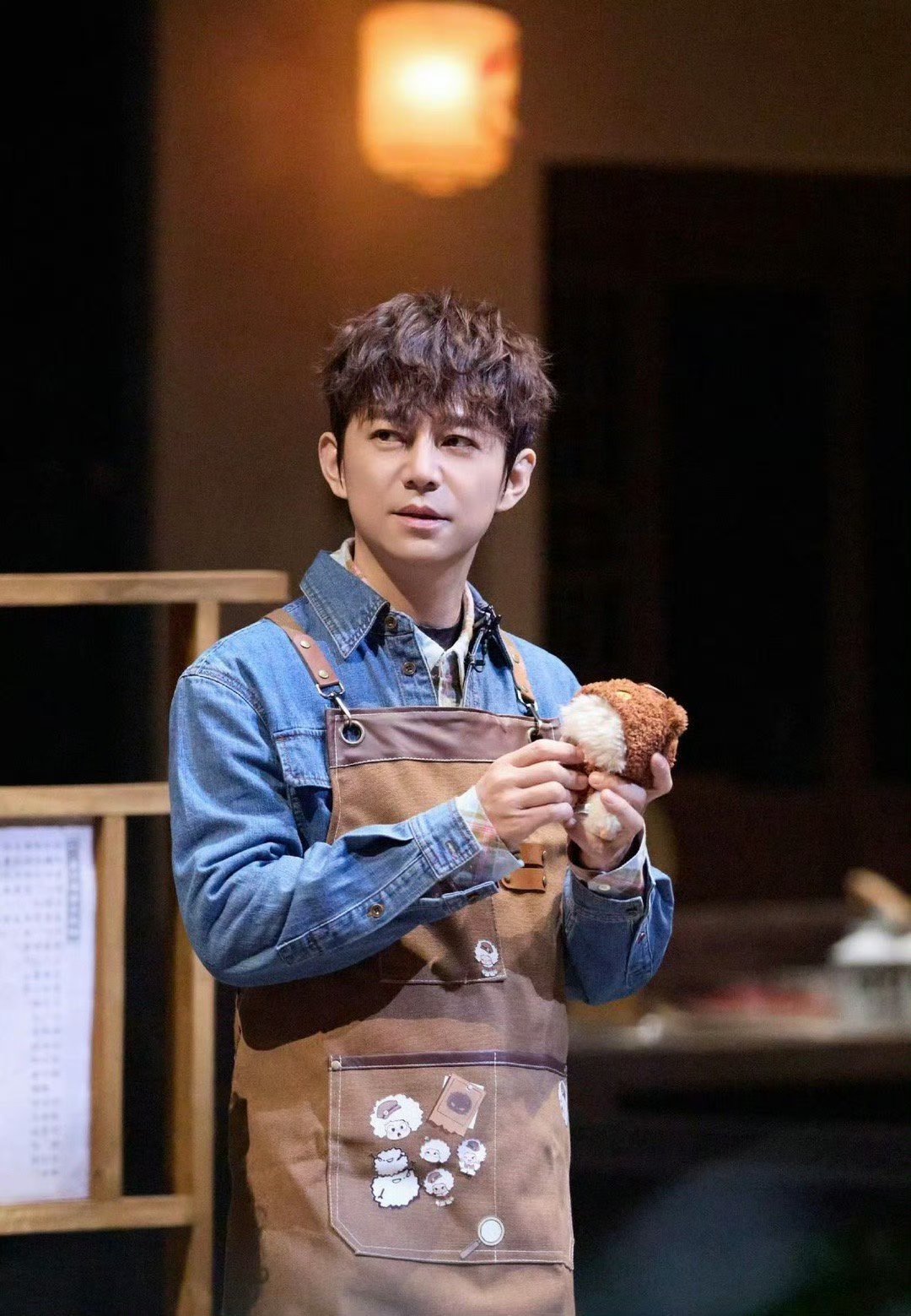 永远会被何老师的细腻打动大侦探弟弟一个颤抖，何老师立刻递上外套和饼干。没有剧本的