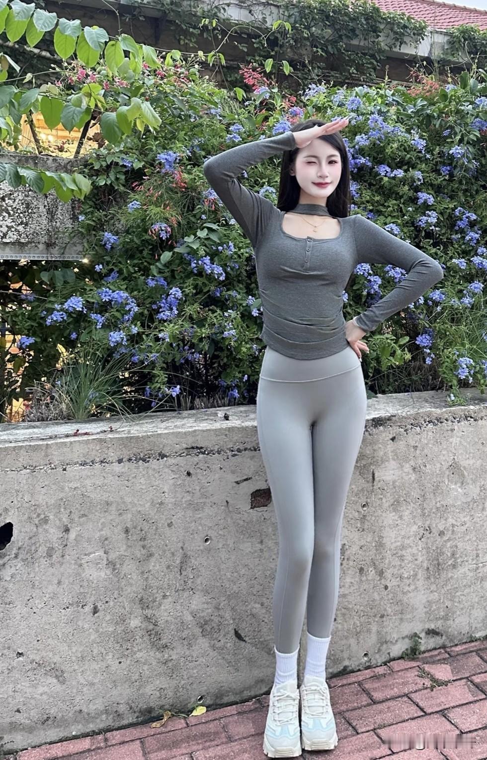 浅灰衬肤色、深灰显气场，一身灰色系叠穿利落又显贵，无需多余装饰，自带“不费力赢很