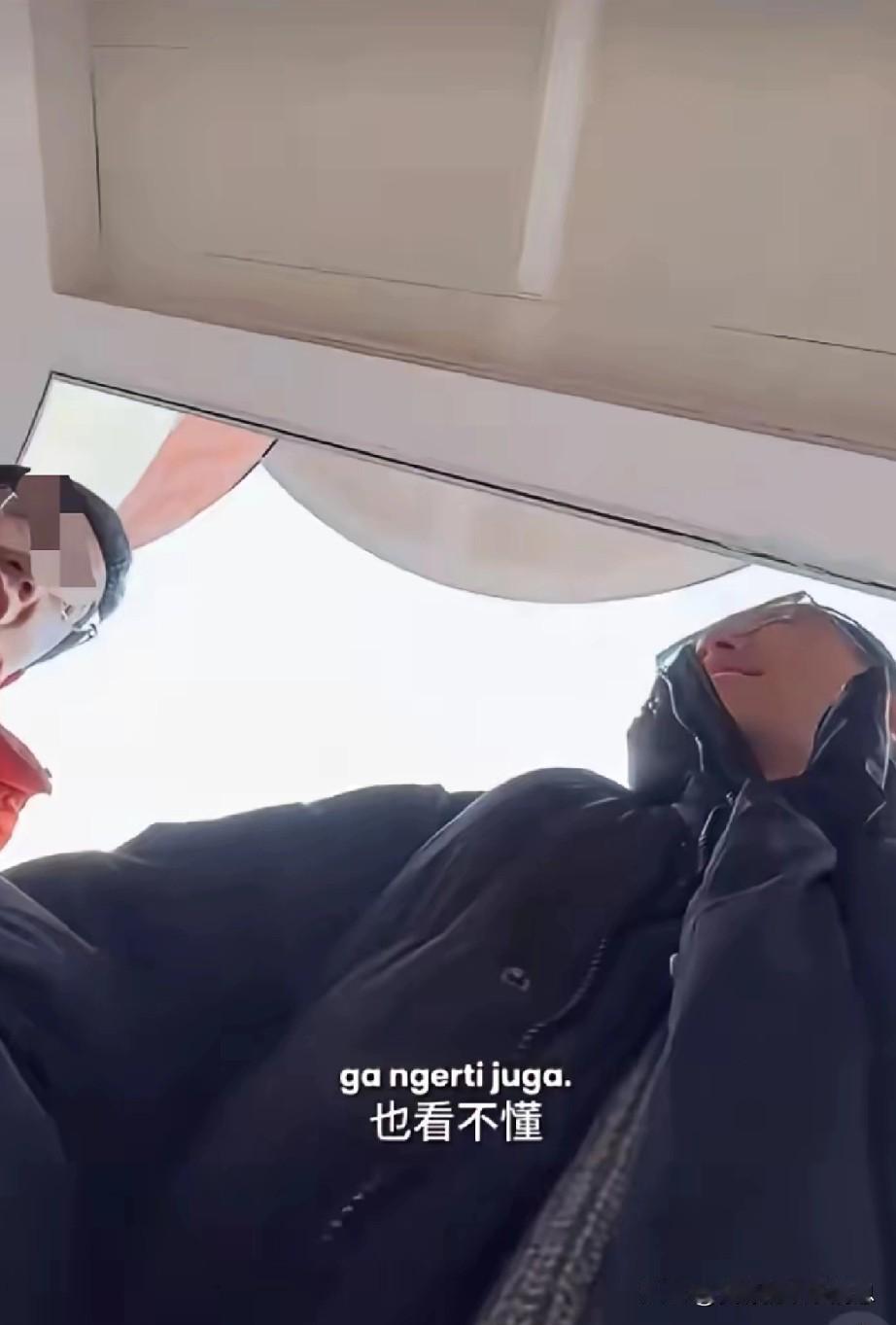 近日，发生了一件让人匪夷所思的事情。一群来自国外的留学生，居然要求老师把试卷弄成