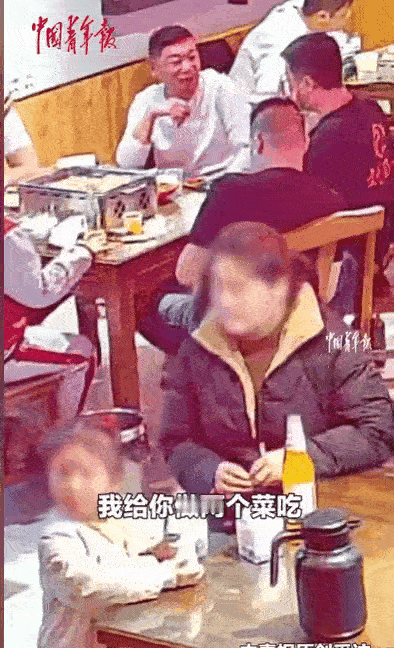 要钱没有，要饭一定给
 
正午的阳光炙烤着柏油路，空气里弥漫着饭菜的香气。一家家