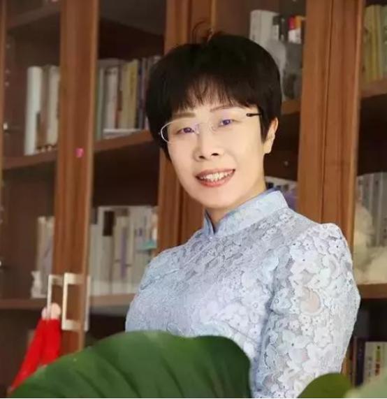 2019年，父母为44岁的蒙曼公开征婚，不要房车、不要学历、不看相貌，只要一个条