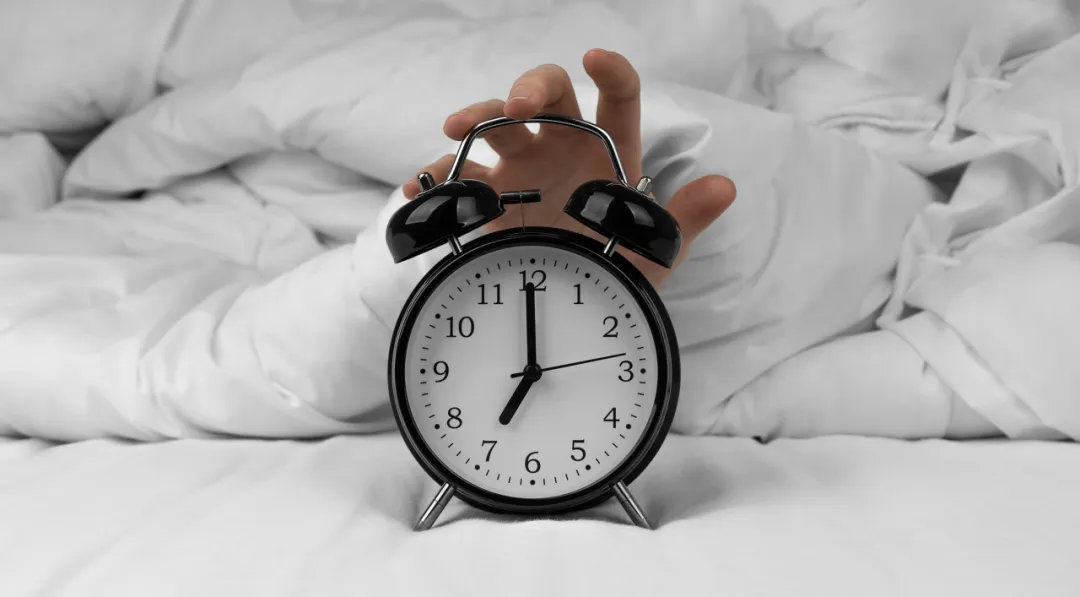 【总被闹钟惊醒对身体有什么影响被强烈闹钟唤醒会血压骤升心脏猛跳】“叮铃当当当~~